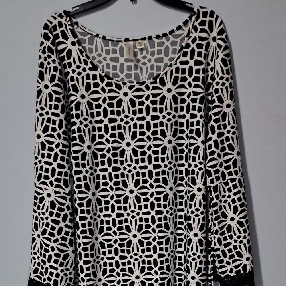Tacera Geometric Black and White Long Sleeve Dress